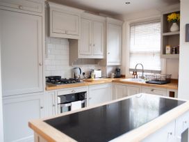 A kitchen with cabinets, stove, sink and appliances at York Minster 3bed Sleeps 6 Fireplace Free Parking, York