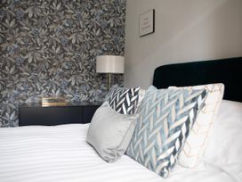 A bedroom with a bed and decorative pillows at York Minster 3bed Sleeps 6 Fireplace Free Parking, York