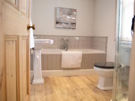 A bathroom with a bathtub, sink, and toilet at York Minster 3bed Sleeps 6 Fireplace Free Parking in York