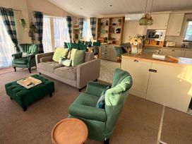 A living room with a sofa and armchairs at the property