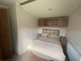 A bedroom with a bed and bedside tables at 