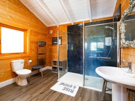 A bathroom with a shower, toilet, and sink at the property