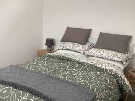 A bedroom with a bed and lamp at 1Bed Coastal Retreat Sleeps 2 Parking Wifi in Bude