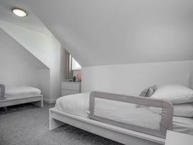 A bedroom with two beds and a dresser at Spacious 3 Bed House Sleeps 6 Parking Wifi in Newquay