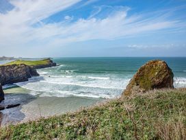 A coastal landscape with cliffs and waves at Spacious 3 Bed House Sleeps 6 Parking Wifi in Newquay