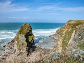A view of a rock formation near the ocean at Spacious 3 Bed House Sleeps 6 Parking Wifi Newquay