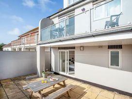 An outdoor area with a table and chairs at Spacious 3 Bed House Sleeps 6 Parking Wifi in Newquay