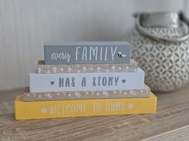 Decorative blocks with family sayings on a table at 2Br Lodge Pool Fireplace PetsOK Parking Goonhavern