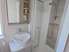 A bathroom with a shower and a sink at 2Br Lodge Pool Fireplace PetsOK Parking Goonhavern