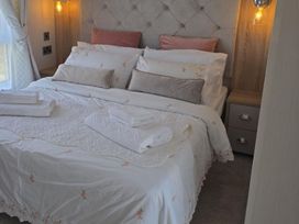 A bedroom with a bed and pillows at 2Br Lodge Pool Fireplace PetsOK Parking in Goonhavern