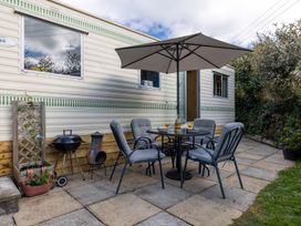 An outdoor patio with table and chairs at Coastal Hideaway in Cornwall Dog Friendly Goldsithney