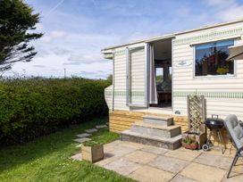 A mobile home with steps and patio area at Coastal Hideaway in Cornwall Dog Friendly Goldsithney