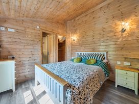A bedroom with a bed and a closet at Alpaca Farm Valley Views Sleeps 4 Parking Pets Husthwaite