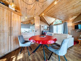 A dining room with a round table and chairs at Alpaca Farm Valley Views Sleeps 4 Parking Pets in Husthwaite