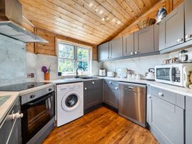 A kitchen with appliances and cabinets at Alpaca Farm Valley Views Sleeps 4 Parking Pets in Husthwaite