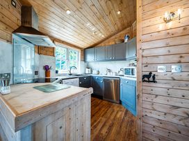 A kitchen with cabinets and appliances at Alpaca Farm Valley Views Sleeps 4 Parking Pets Husthwaite