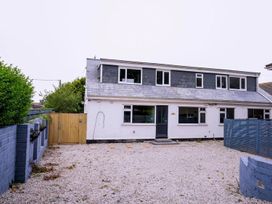 An outdoor view of a house with a garden at 1 Bedroom Apartment Sleeps 2 Pets Welcome in Carbis Bay