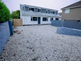 An outdoor area with a house and gravel at 1 Bedroom Apartment Sleeps 2 Pets Welcome Carbis Bay