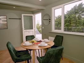 A dining room with a table and chairs at 1 Bedroom Apartment Sleeps 2 Pets Welcome in Carbis Bay