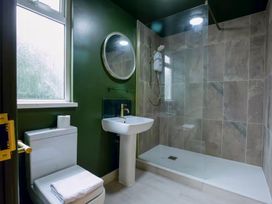A bathroom with a shower, sink, and toilet at 1 Bedroom Apartment Sleeps 2 Pets Welcome in Carbis Bay