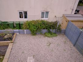 A garden with gravel and bins at 1 Bedroom Apartment Sleeps 2 Pets Welcome in Carbis Bay