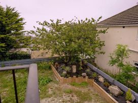 A garden with a tree and plants at 1 Bedroom Apartment Sleeps 2 Pets Welcome in Carbis Bay