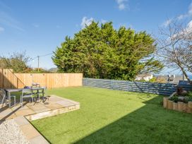 A garden with a table and chairs at 1 Bedroom Apartment Sleeps 2 Pets Welcome in Carbis Bay