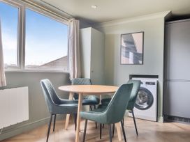 A kitchen with a table and chairs and a washing machine at 1 Bedroom Apartment Sleeps 2 Pets Welcome in Carbis Bay