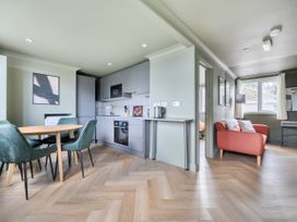 A kitchen with a dining table and chairs at 1 Bedroom Apartment Sleeps 2 Pets Welcome in Carbis Bay
