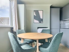 A dining room with a round table and chairs at 1 Bedroom Apartment Sleeps 2 Pets Welcome in Carbis Bay