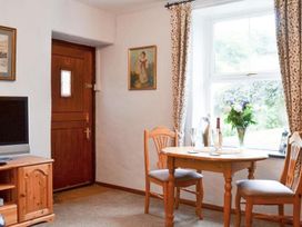 A dining room with a table and chairs at the property