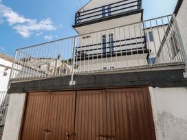 A house with a balcony and garage located at Harbourside Retreat in Looe
