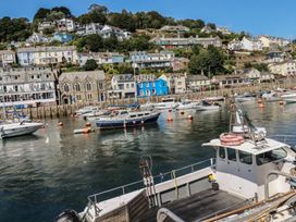 A harbor with boats and houses along the waterfront at Harbourside Retreat in Looe