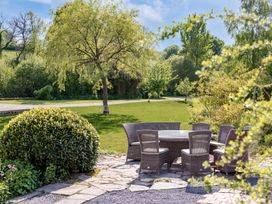 A garden with a table and chairs at French Mill in Shaftesbury
