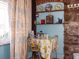 A kitchen with a table and chairs at The Jingle House in Tregony
