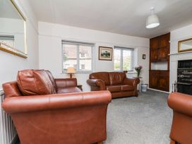 A living room with leather sofas and a lamp at Farmhouse in Whitby