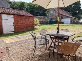 A garden area with a table and chairs at the Farmhouse in Whitby