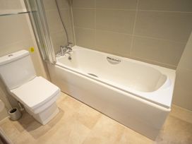 A bathroom with bathtub and toilet at Oak Lodge
