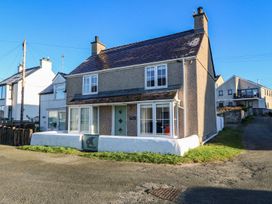 A house with windows and a front door at Bryn Tirion - Rhosneigr