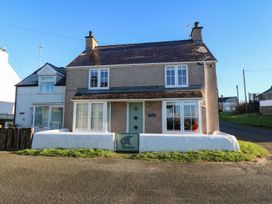 A house with a front yard and windows at Bryn Tirion - Rhosneigr