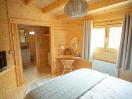 A bedroom with a desk and chair at Willow Lodge in Stowmarket