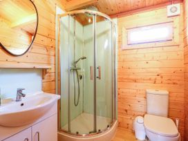 A bathroom with a shower, toilet, and sink at Willow Lodge in Stowmarket