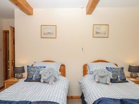 A bedroom with two single beds at Brimble Cottage at Dockwell Farm Newton Abbot