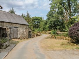A barn beside a road with trees and bushes at Brimble Cottage at Dockwell Farm Newton Abbot