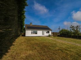 A house with solar panels and garden at Wilpol in Llanerchymedd