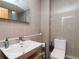 A bathroom with a sink, mirror and toilet at The Gulls Rest