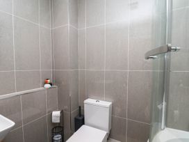 A bathroom with a sink, toilet, and shower at The Gulls Rest