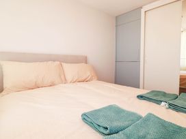 A bedroom with a bed and towels at 9 Tides Reach Wadebridge
