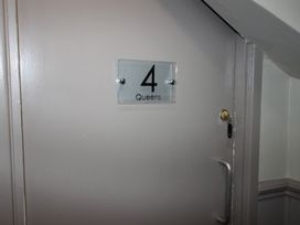 A door with the number 4 and the name Queens
