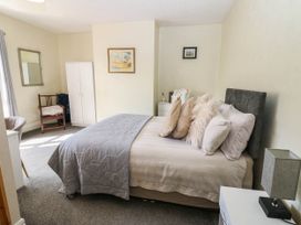 A bedroom with a bed and wardrobe at Prudhoe Cottage in Prudhoe